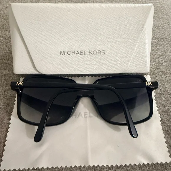 Michael
Kors Sunglasses MK2098U Isle Of Palms model. - Picture 7 of 9